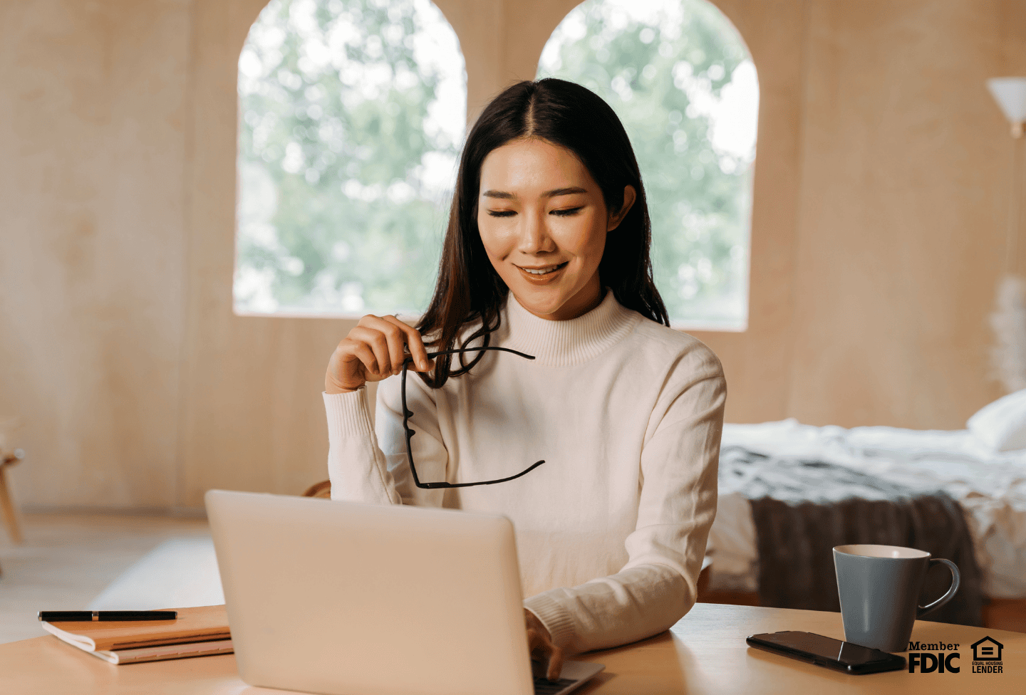 Woman using the best bank accounts to increase her purchasing power.