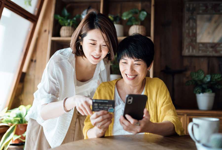 a couple learns how to use bank card card controls in online banking